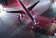 Ônibus colide com avião em pista no aeroporto de Los Angeles e deixa 5 feridos