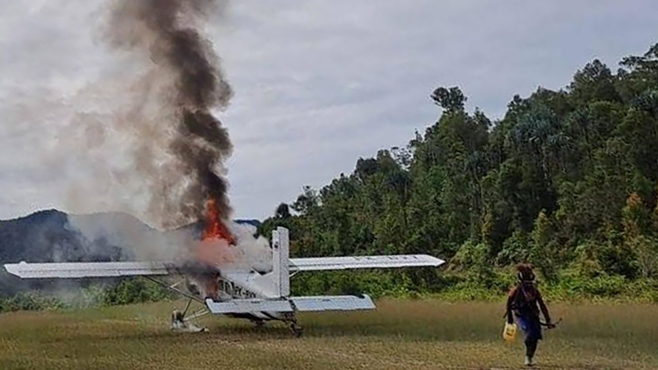 Separatistas da Papua Ocidental dizem que queimaram o avião depois de tomar Mehrtens como refém / Exército de Libertação Nacional da Papua Ocidental