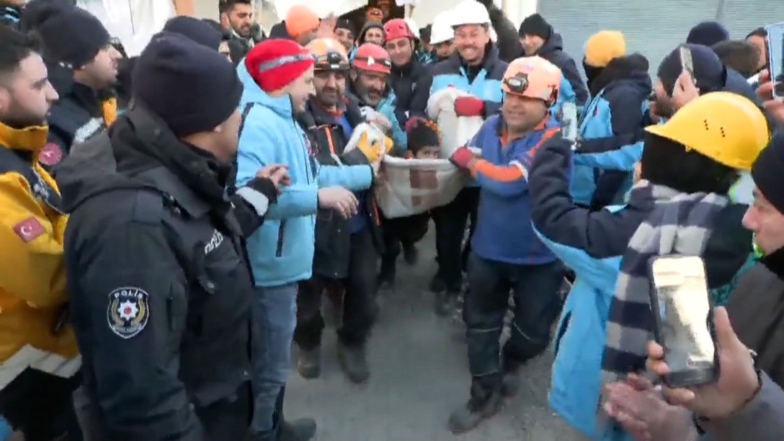 Um menino é retirado dos escombros em um cobertor 78 horas após o terremoto em Kahramanmaras, na Turquia. / Kanal D via CNN Turk