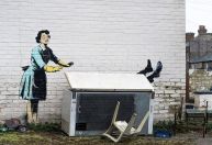 Mural de Banksy sobre violência doméstica é adulterado por conselho da prefeitura de Londres
