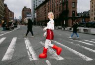 Look da Semana: com botas grandes vermelhas, a moda entra na sua era “boba”
