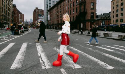 Look da Semana: com botas grandes vermelhas, a moda entra na sua era “boba”