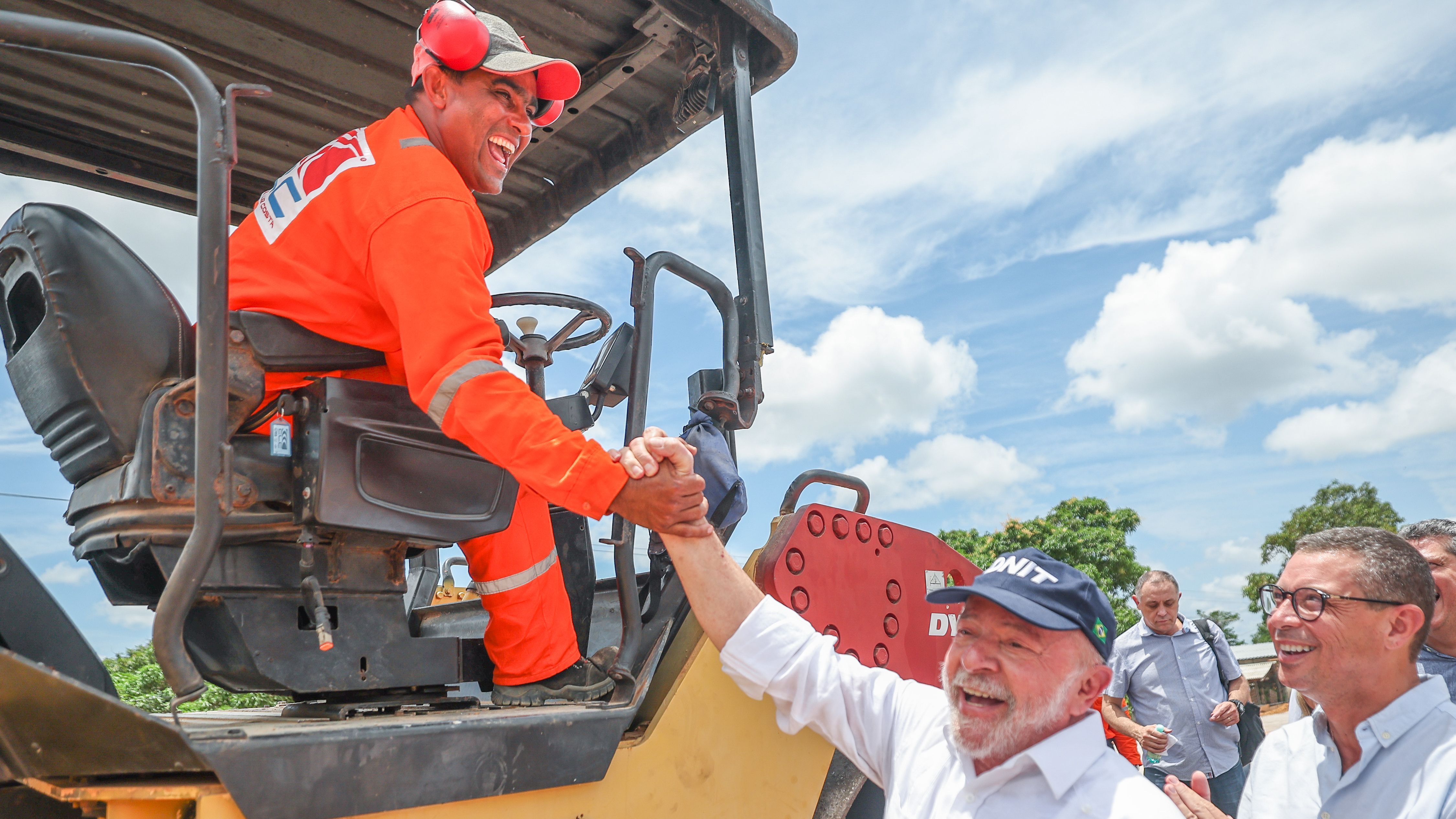 Presidente Lula durante visita a frente de trabalho BR 101