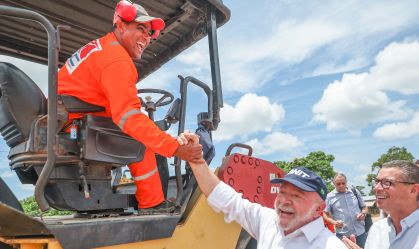 Presidente Lula durante visita a frente de trabalho BR 101