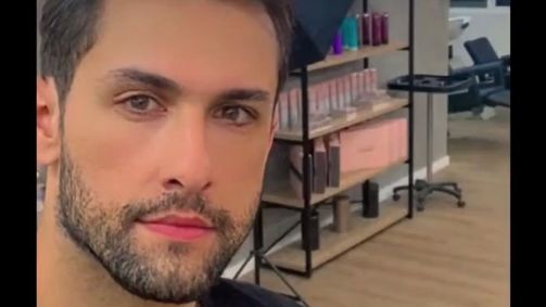 Cabeleireiro Diego Beserra Ernesto é acusado de ter enviado mensagens com teor discriminatório
