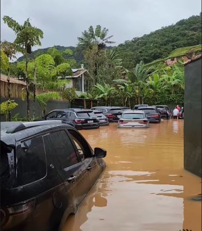 Carros que estavam estacionados no hotel em que Mariana Belém estava hospedada, em São Sebastião (SP) / Divulgação