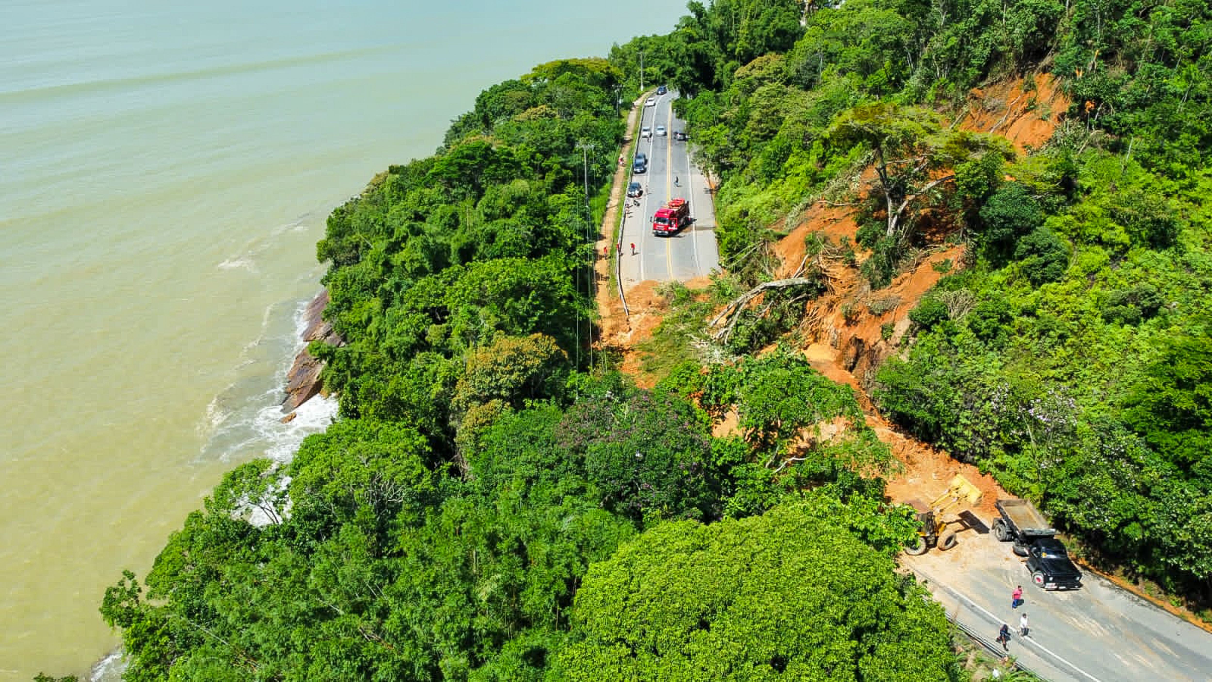 Emergência - Chuvas no litoral norte de São Paulo. Local: Lamberto km 61 em Ubatuba/SP