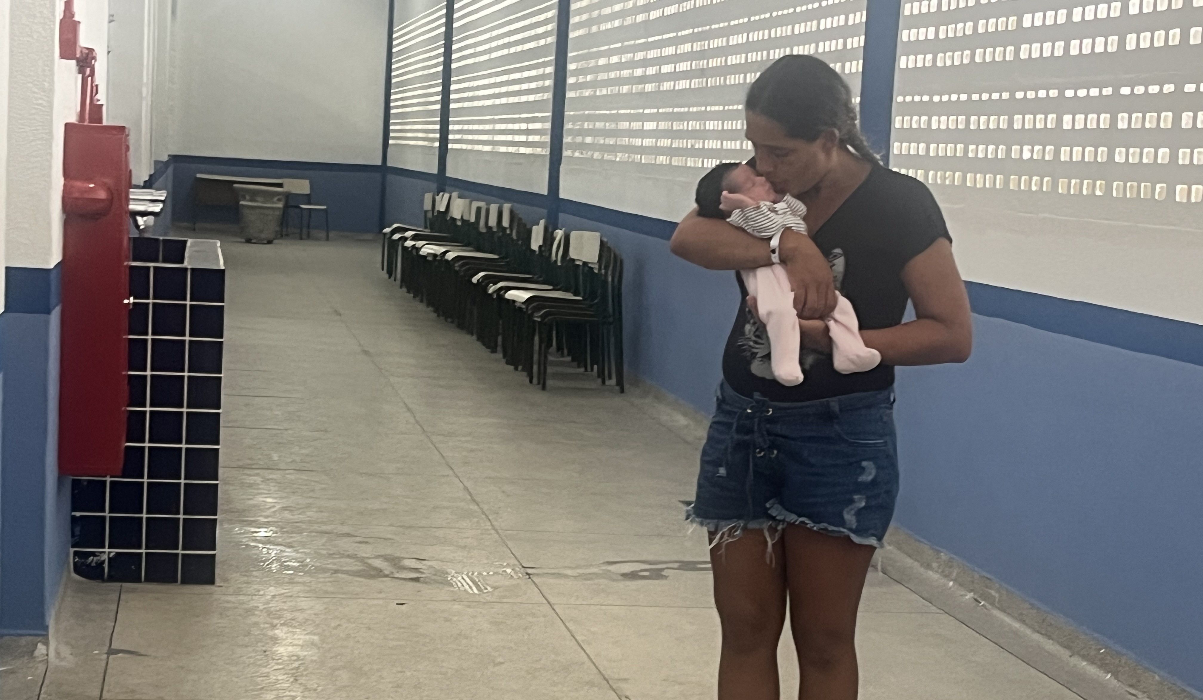 'Não deu para salvar nada', diz mãe, com bebê de apenas 7 dias em seus braços