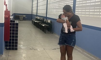"Não deu para salvar nada", diz mãe, com bebê de 7 dias em seus braços em São Sebastião