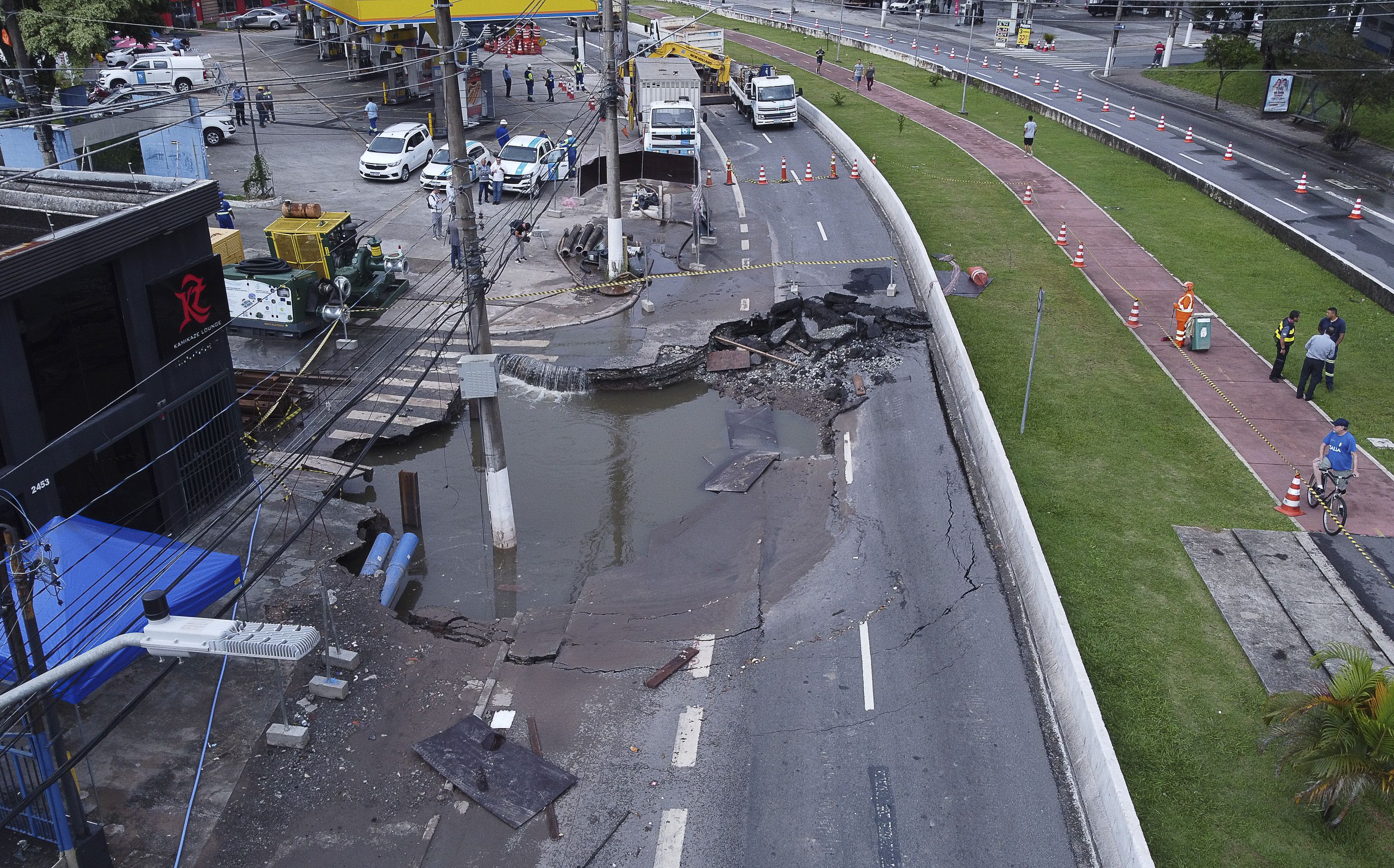 SP - CRATERA/AVENIDA/BUTANTÃ/TRÂNSITO - GERAL - Uma cratera aberta na Avenida Eliseu de   Almeida, no bairro do Butantã, na zona   oeste de São Paulo, causou a interdição   total da via entre a Avenida Ministro   Lauro Ferreira e a Rua Santa Albina, na   manhã desta segunda-feira, 13 de   fevereiro de 2023. O acidente foi   provocado por uma obra da Sabesp, que   causou o rompimento em um coletor de   esgoto. O trânsito ficou complicado na   região.   13/02/2023