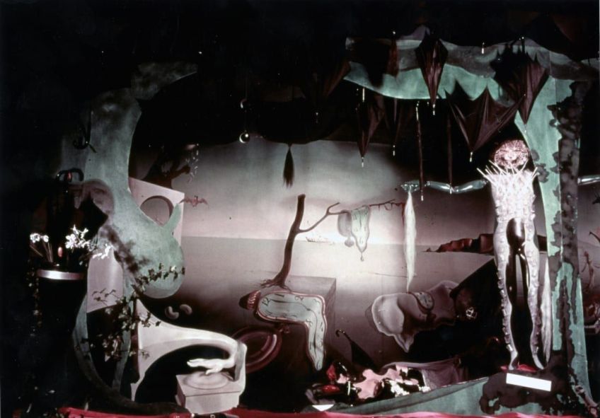 "Dream of Venus", 1939, fotografado por Eric Schaal. Os dois feijões à esquerda do relógio central eram a pista de que os curadores precisavam para confirmar que "Visions of Eternity" era um painel retirado desse mural / Eric Schaal/Fundació Gala-Salvador Dalí