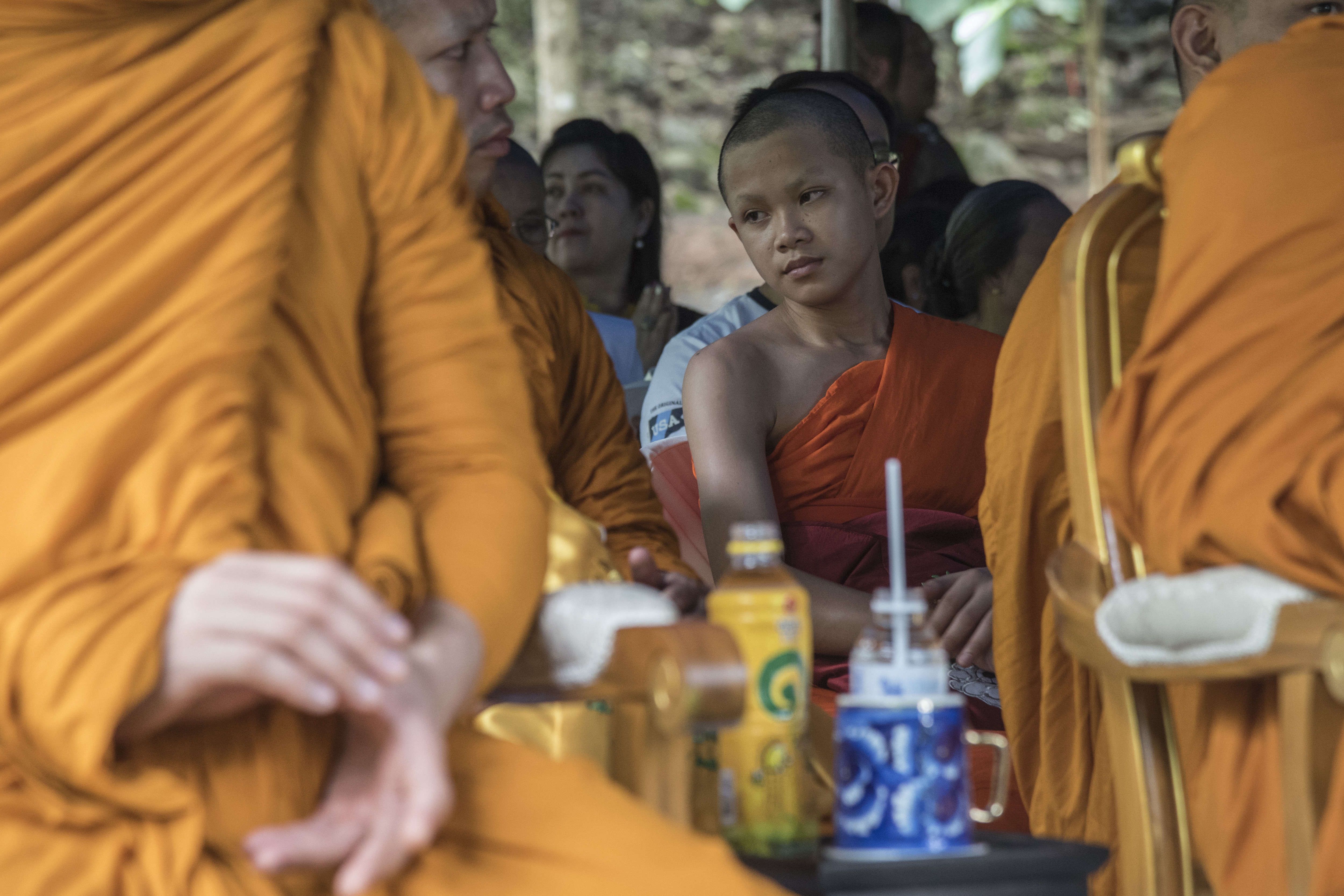 Duangpetch Promthep (Dom), 13, atacante e capitão do time de futebol Wild Boars, participa de uma cerimônia budista na entrada da caverna Tham Luang. Com 11 de seus companheiros, ele foi ordenado noviço por 9 dias depois que eles receberam alta do hospital.