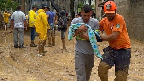Defesa Civil ajuda moradores de São Sebastião em meio às enchentes na cidade