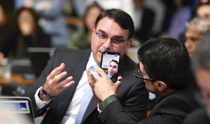 Flávio Bolsonaro confirma reunião citada por Marcos do Val e diz que situação "não configura crime"