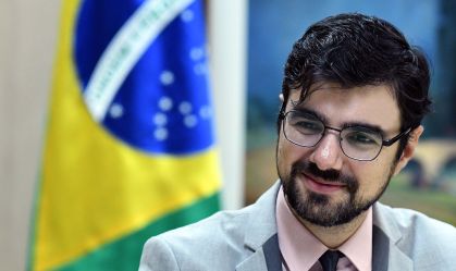 Plano é reduzir preços sem penalizar crescimento e emprego, diz Mello à CNN