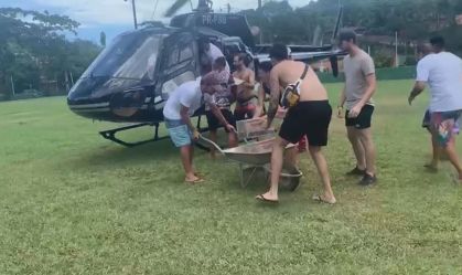Helicópteros chegam a São Sebastião com doações nesta terça-feira (21)