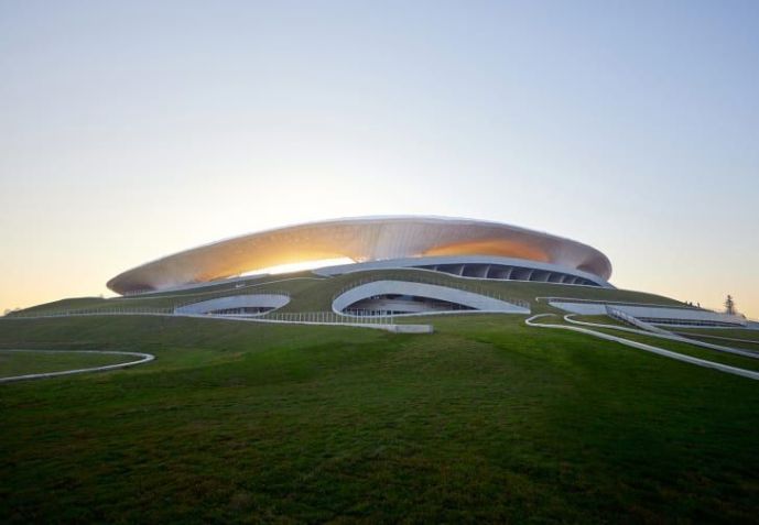 MAD Architects projetou o Quzhou Stadium, que apresenta espaços verdes integrados, para imitar o terreno montanhoso / MAD Architects