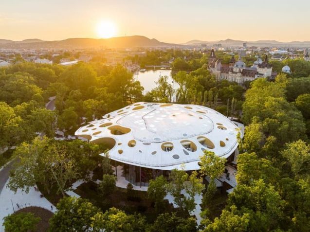 A Casa da Música Hungria, em Budapeste, tem um teto perfurado que permite a entrada de luz, inclusive para as árvores internas / György Palkó Liget / Budapest Project