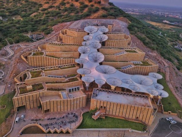 O Memorial e Museu do Terremoto de Smritivan cobre uma área de 470 acres e apresenta uma série de reservatórios de água / Smritivan Earthquake Museum