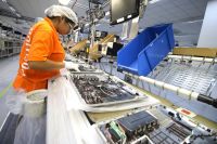 Produção industrial no Brasil sobe acima do esperado em fevereiro