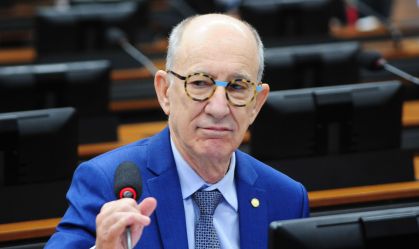 “Teclei errado”, diz Rui Falcão sobre voto favorável à derrubada do IOF