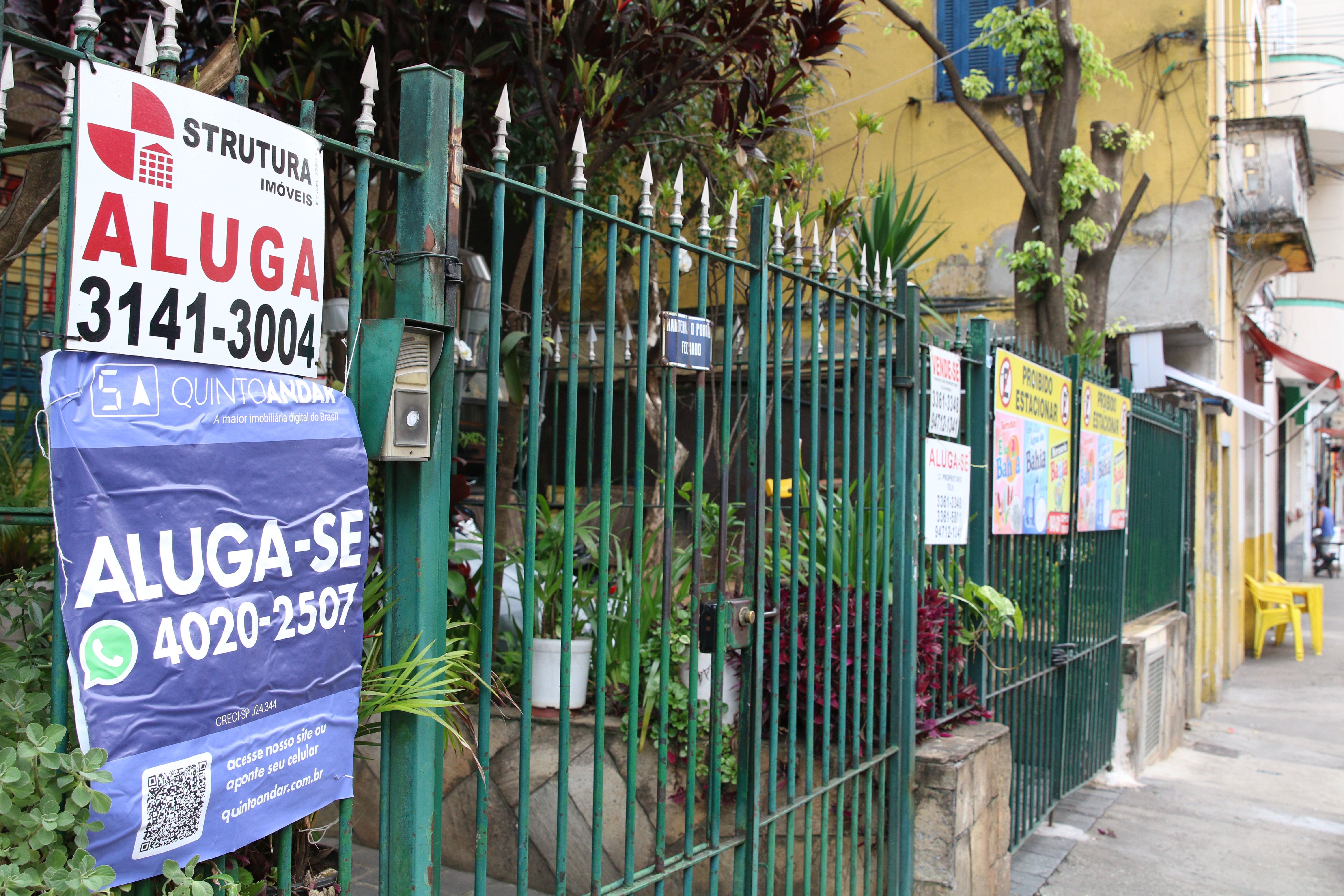 Fachada de casas disponíveis para serem alugadas no bairro do Bixiga, em Bela Vista.