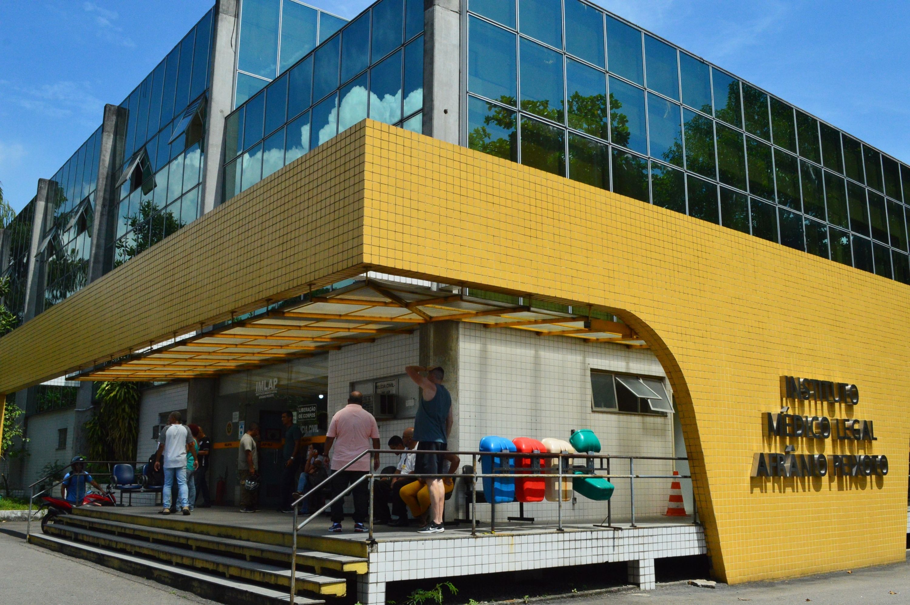 RJ - RIO/TRAINEIRA/NAUFRÁGIO/MORTOS - GERAL - Familiares chegam ao Instituto Médico Legal (IML) do Rio de Janeiro para reconhecimento dos corpos vítimas do   naufrágio de uma traineira que navegava pela Baía de Guanabara, nas proximidades da Ilha do Governador, no Rio de   Janeiro, na manhã desta segunda-feira, 06 de fevereiro de 2023. Até o momento cinco pessoas morreram no naufrágio   ocorrido no fim da tarde de ontem, 5. Três pessoas seguem desaparecidas. O Corpo de Bombeiros e a Marinha do Brasil   atuam nas buscas.   06/02/2023
