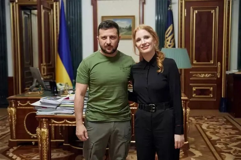 Presidente da Ucrânia, Volodymyr Zelensky, e a atriz Jessica Chastain / Reprodução/Telegram