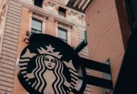 CEO da Starbucks diz que “as coisas deram errado” para jovens
