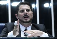 Áudios de entrevista mostram que Do Val relatou ordem de Bolsonaro em reunião; ouça
