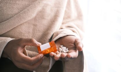Conheça os riscos de misturar álcool com medicamentos