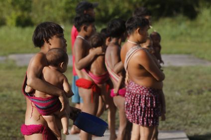 Mulheres e crianças em Surucucu, na Terra Indígena Yanomami