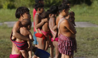 Mulheres e crianças em Surucucu, na Terra Indígena Yanomami