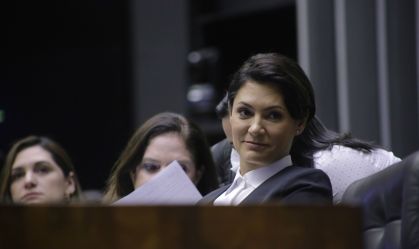 Em dia de depoimento de Bolsonaro, Michelle vai à Câmara por fim do aborto