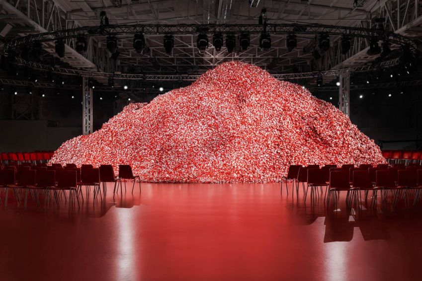 Abertura do desfile da Diesel com cenário de preservativos / Diesel/Divulgação