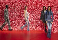 Desfile da Diesel da Semana de Moda de Milão abre em cenário de 200 mil preservativos