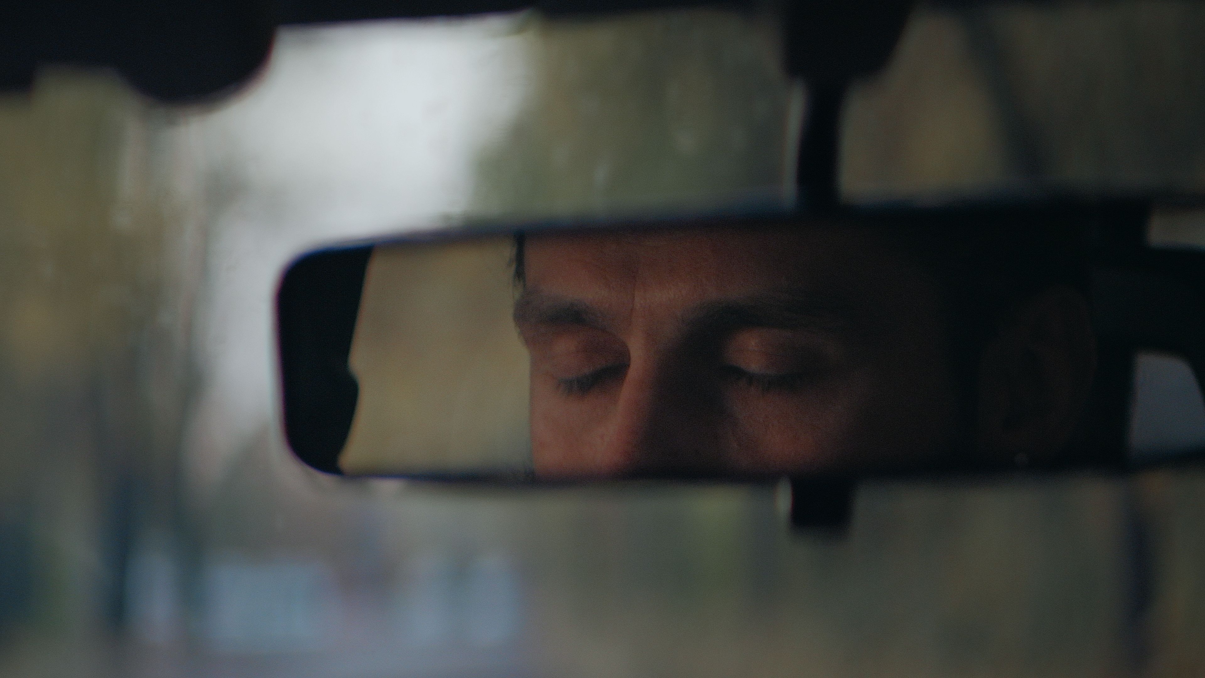 Motorista de carro cansado adormece sono trânsito