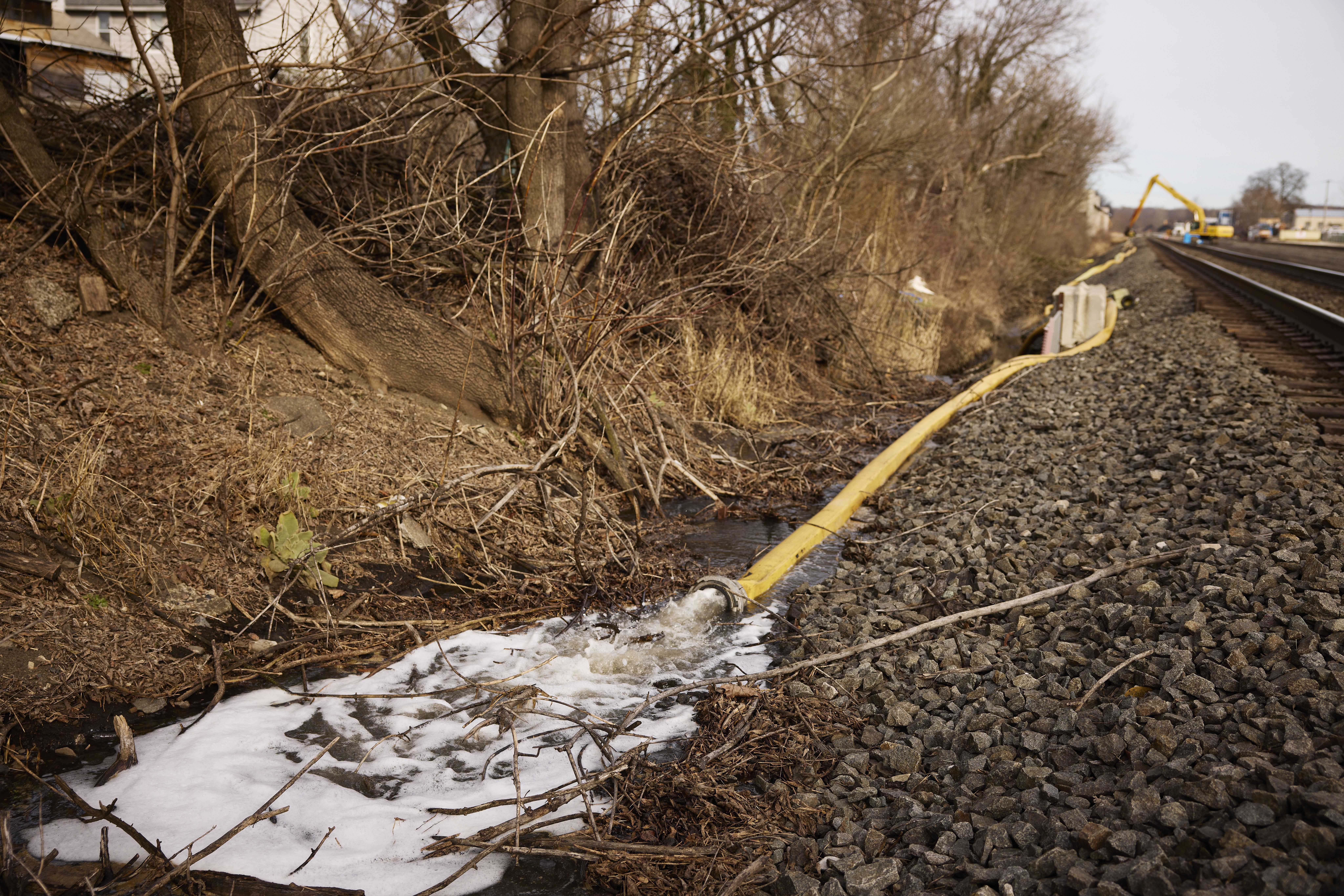 A água é redirecionada perto do local de um descarrilamento de trem em 14 de fevereiro de 2023 em East Palestine, Ohio. Um trem operado pela Norfolk Southern descarrilou em 3 de fevereiro, liberando fumaça tóxica e forçando a evacuação dos moradores.