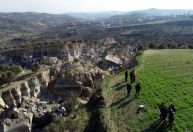Terremoto criou um abismo profundo no meio de um terreno turco de oliveiras