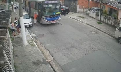 Motorista de ônibus que atropelou idoso deve responder por tentativa de homicídio