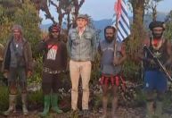 Piloto feito refém aparece em fotos com rebeldes armados da Papua Ocidental