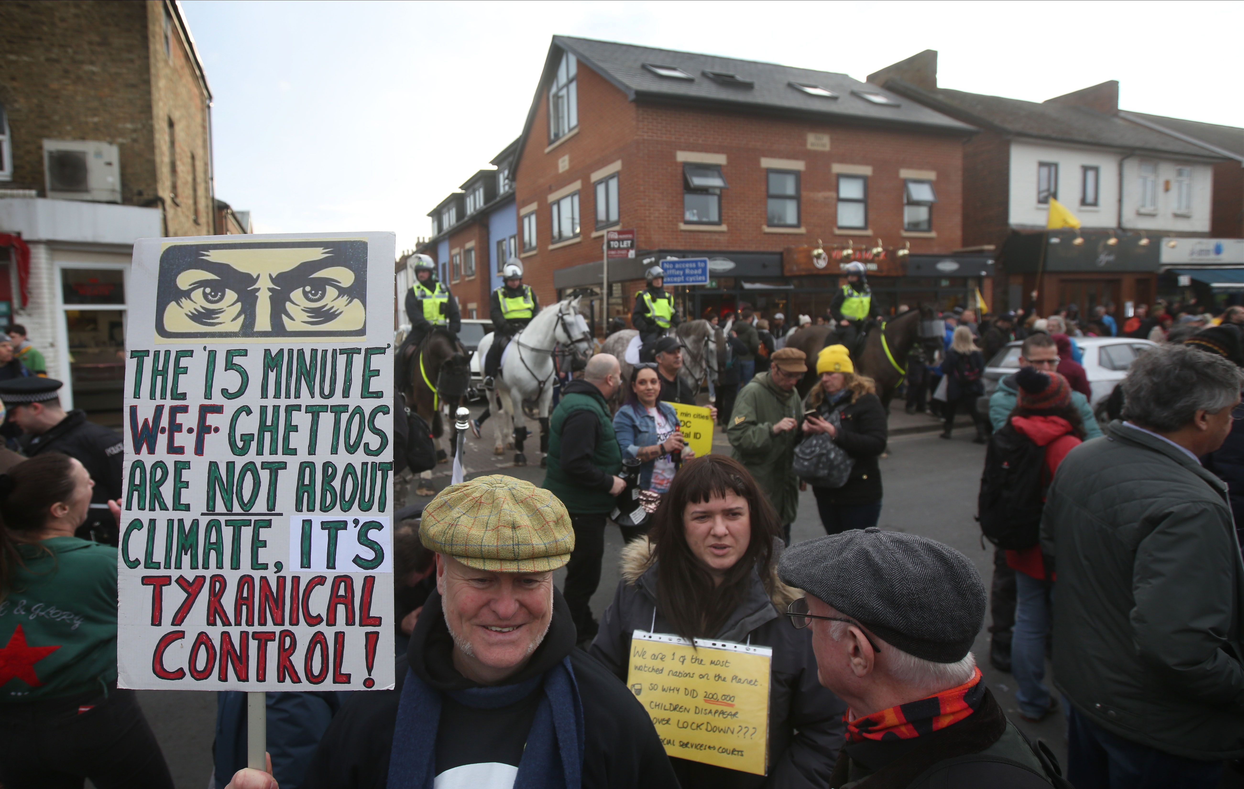 OXFORD, INGLATERRA - 18 DE FEVEREIRO: Manifestantes se reúnem na Broad Street para protestar contra cidades de 15 minutos e ouvir discursos em 18 de fevereiro de 2023 em Oxford, Inglaterra. O conceito de cidades de 15 minutos sugere que todos os serviços, comodidades, trabalho e lazer sejam acessíveis a uma caminhada de 15 a 20 minutos ou de bicicleta da porta da frente de uma pessoa. Os manifestantes argumentam que as medidas criarão guetos e restringirão sua liberdade de se movimentar como quiserem. As viagens de carro serão restritas em determinados horários do dia e serão monitoradas por câmeras de reconhecimento de placas (ANPR) e multas.