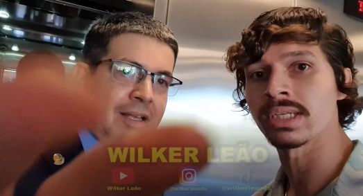 Momento em que o senador Randolfe Rodrigues (Rede-AP) toma o celular do youtuber