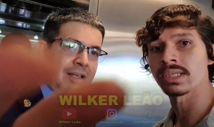 Momento em que o senador Randolfe Rodrigues (Rede-AP) toma o celular do youtuber