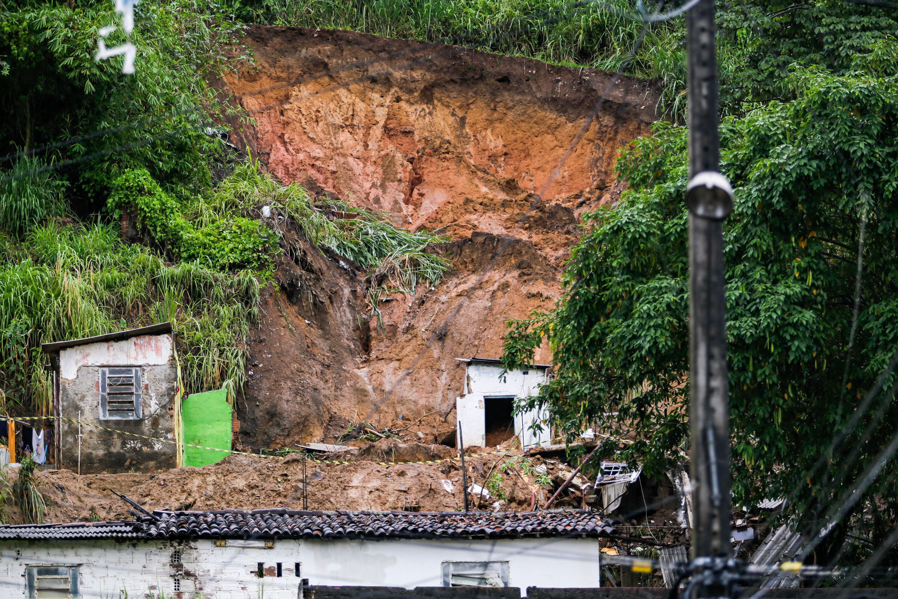 Pernambuco - CHUVAS/RECIFE/OLINDA/DESLIZAMENTOS - GERAL - Um deslizamento de terra atingiu duas casas na Primeira Travessa da Rua Seis de Janeiro, em Águas Compridas,   Olinda, no Grande Recife, nesta segunda-feira (06). Quatro pessoas foram resgatadas com vida e um jovem de 19 anos   morreu. A vítimas foi identificada como Israel Campelo dos Santos.   06/02/2023