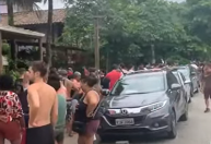 Pessoas fazem fila para comprar comida em São Sebastião (SP) após chuvas