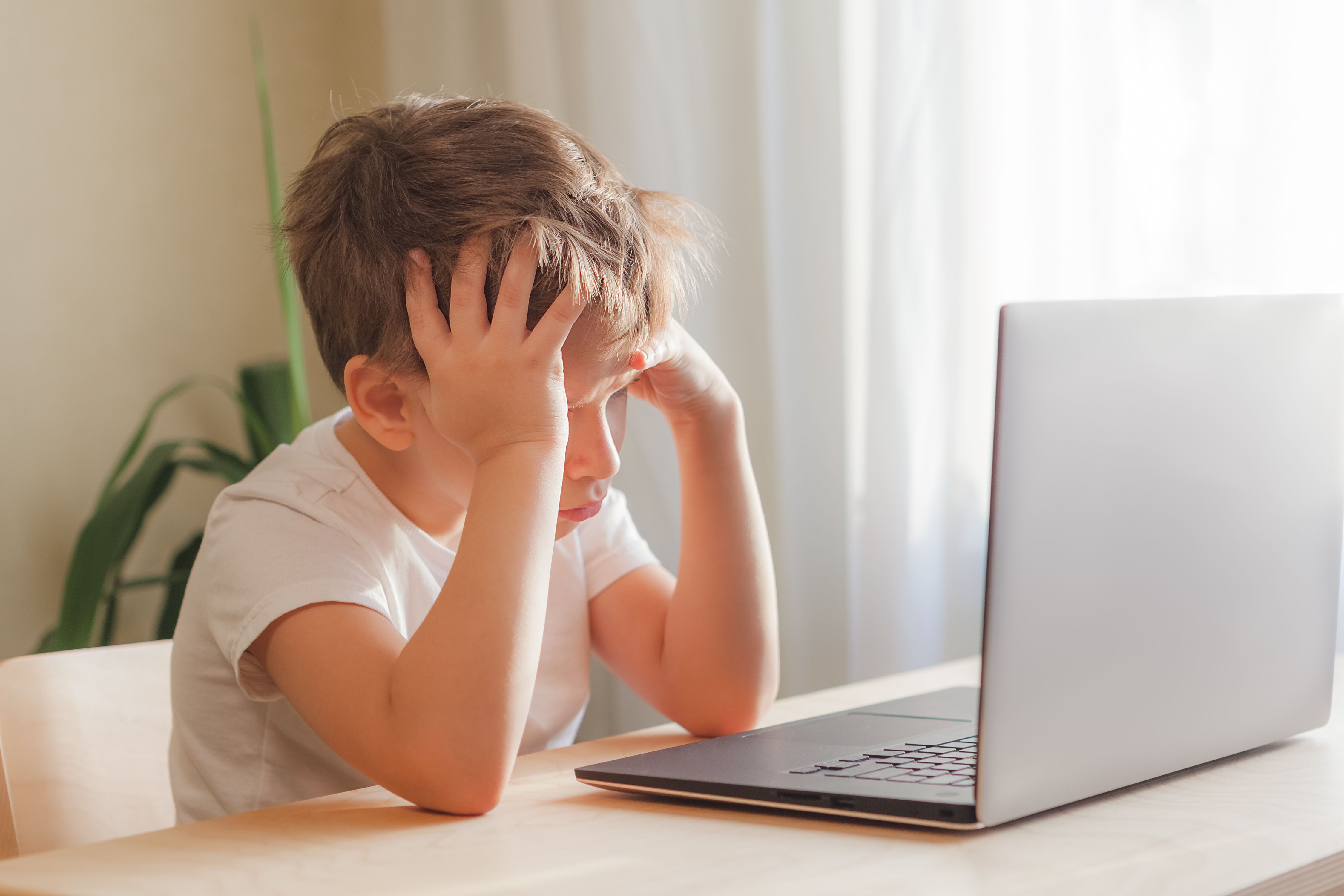 dor de cabeça criança escola estudo telas olhos oftalmologia
