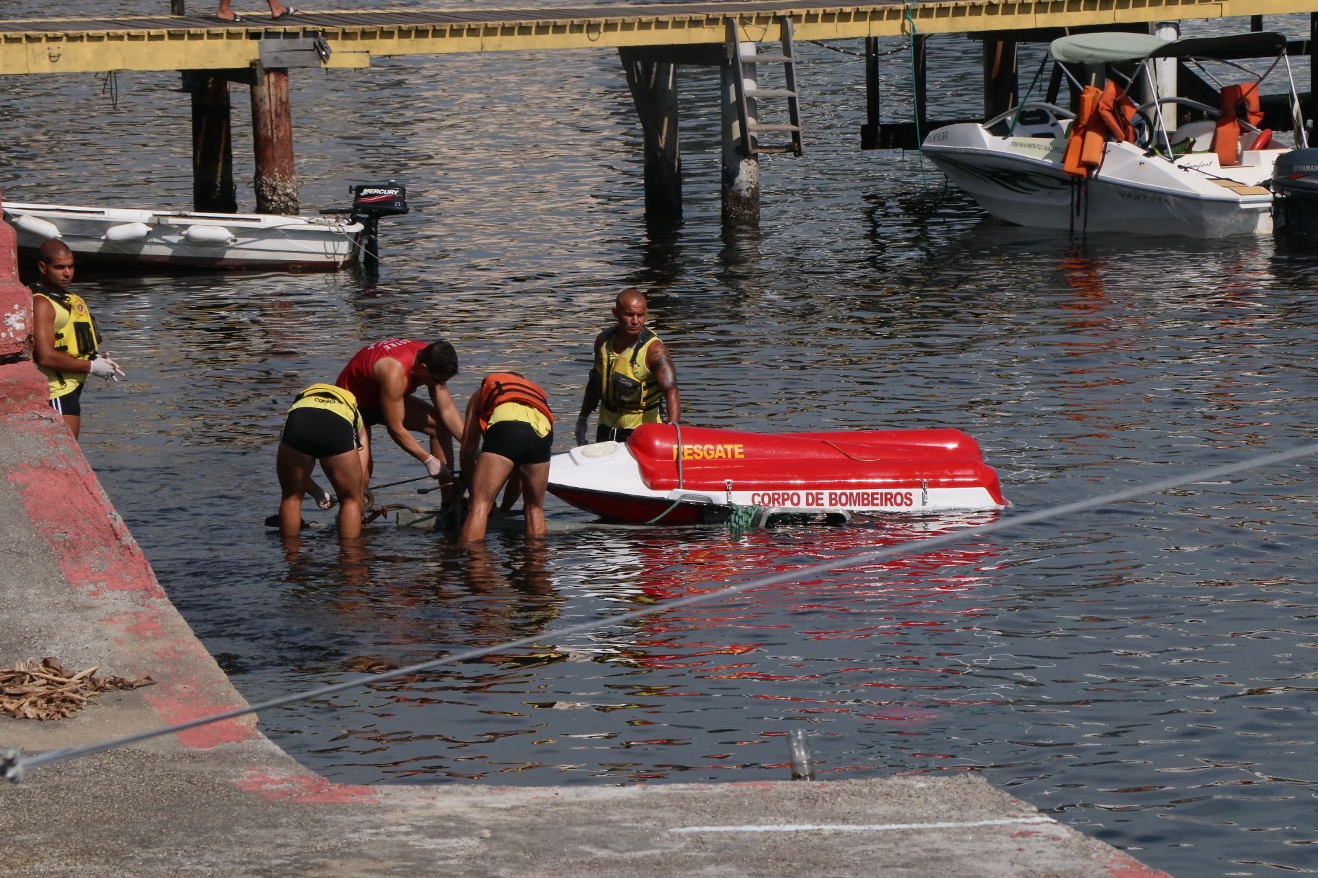 RJ - RIO/TRAINEIRA/NAUFRÁGIO - GERAL - Equipes de mergulhadores do Corpo de Bombeiros seguem com as buscas depois do   naufrágio de uma traineira que navegava pela Baía de Guanabara, nas proximidades   da Ilha do Governador, no Rio de Janeiro, na manhã desta segunda-feira, 06. O   acidente ocorreu na tarde de domingo, 05. Três pessoas morreram e cinco estão   desaparecidas. De acordo com o Corpo de Bombeiros, havia 14 pessoas a bordo, das   quais seis foram resgatadas com vida.   06/02/2023 - Foto: JOSE LUCENA/THENEWS2/ESTADÃO CONTEÚDO