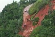 Trechos de rodovias em São Sebastião (SP) foram engolidos por deslizamentos; veja imagens