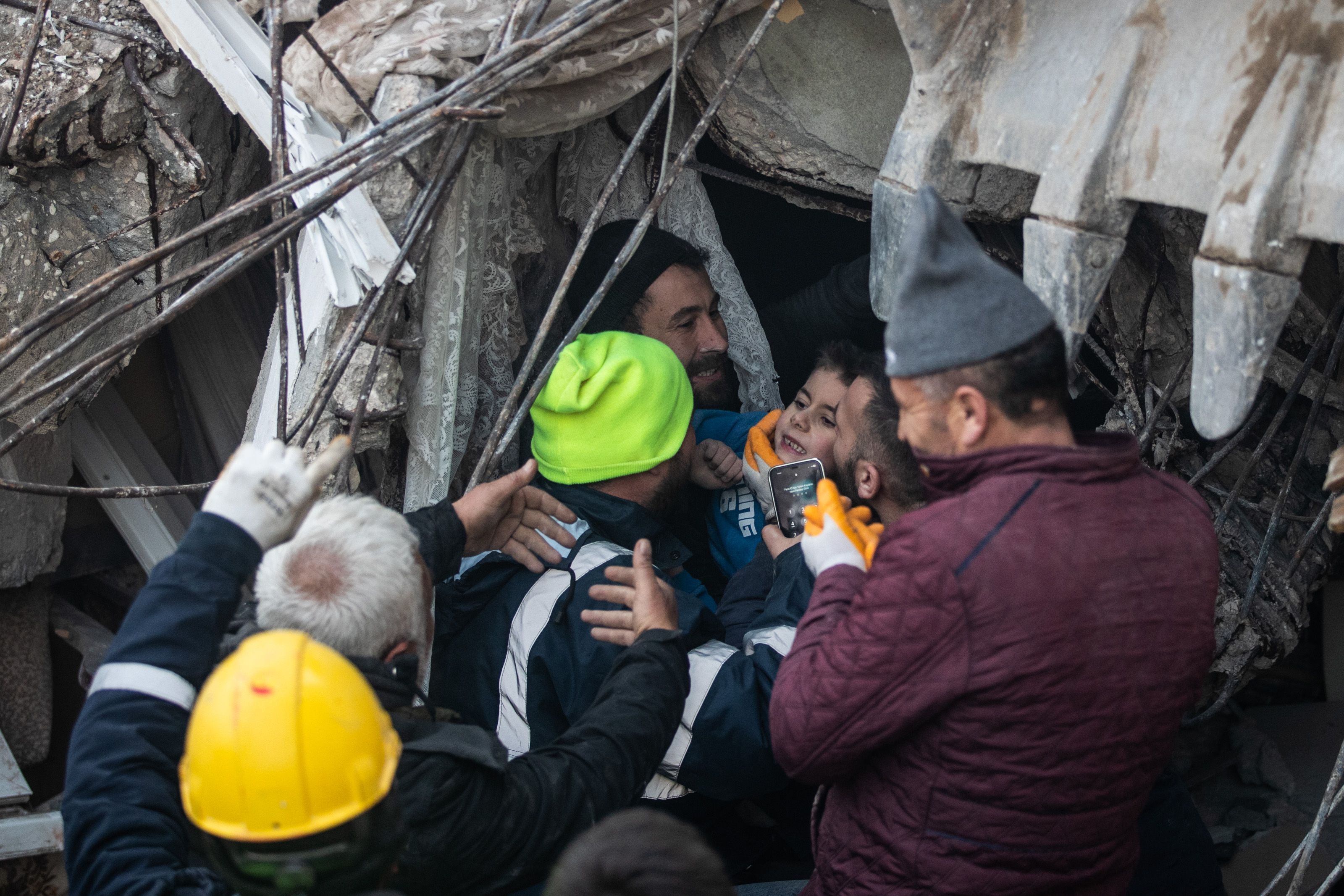 HATAY, TURQUIA - 08 DE FEVEREIRO: Yigit Cakmak, sobrevivente de 8 anos no local de um prédio desabado, abraça sua mãe, depois que trabalhadores o resgataram 52 horas após o terremoto, em 08 de fevereiro de 2023 em Hatay, Turquia. Um terremoto de magnitude 7,8 atingiu perto de Gaziantep, na Turquia, nas primeiras horas da segunda-feira, seguido por outro tremor de magnitude 7,5 logo após o meio-dia. Os terremotos causaram destruição generalizada no sul da Turquia e no norte da Síria e foram sentidos em países próximos.